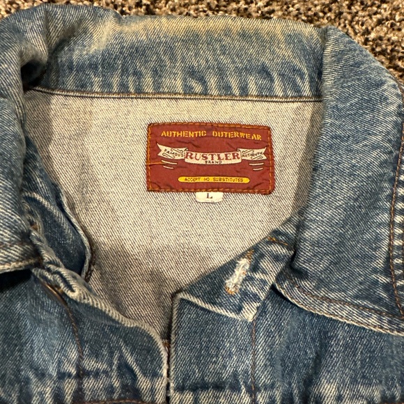 Perfectly worn distressed vintage Rustler Dark Wash Denim Jacket Size Large - Picture 7 of 7